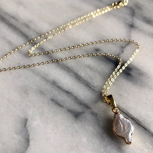 Last 1! 🌟HP🌟 Dainty Gold Pearl Necklace - Picture 2 of 5